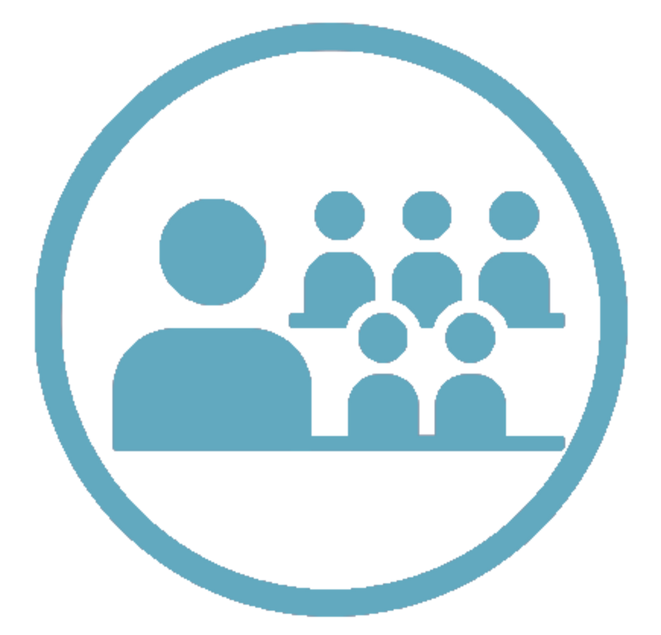 Eine Person steht vor einer Gruppe, die aus mehreren Personen besteht. Das Symbol zeigt eine Lehr- und Lernumgebung, die h&auml;ufig in Bildungskontexten verwendet wird.