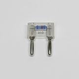 Ein Widerstand mit einem Widerstandswert von 10 Ohm wird in einer durchsichtigen Halterung präsentiert. Die Halterung verfügt über zwei Metallanschlüsse, die für experimentelle Zwecke genutzt werden können.