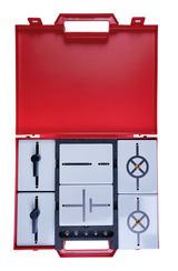 Eine rote Box ist geöffnet und zeigt verschiedene Experimentiergeräte in Form von grünen Platten mit unterschiedlichen symbolischen Beschriftungen. Die Anordnung dieser Platten deutet auf eine Verwendung im Bildungsbereich hin, möglicherweise für physikalische Experimente.