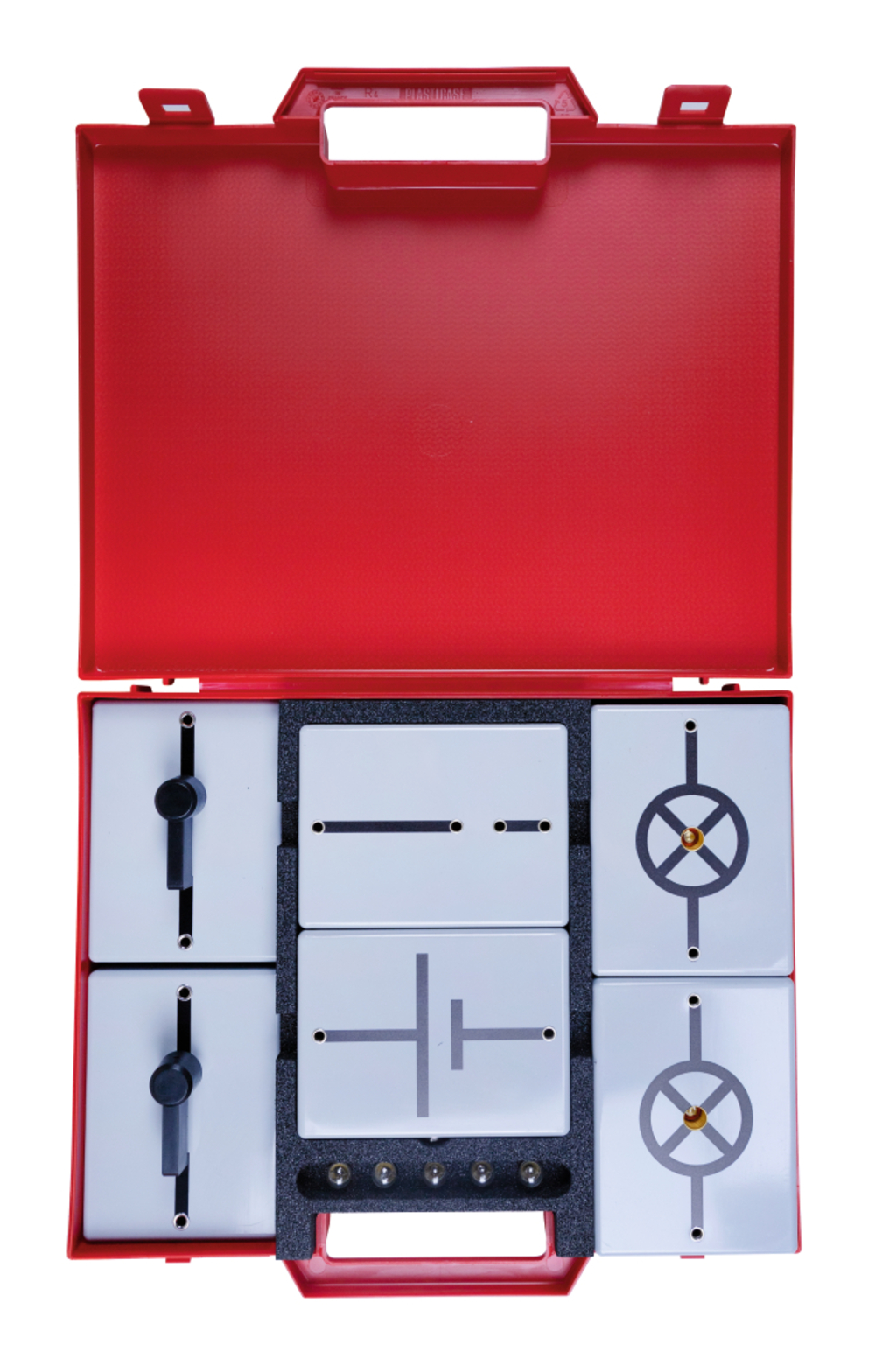 Eine rote Box ist geöffnet und zeigt verschiedene Experimentiergeräte in Form von grünen Platten mit unterschiedlichen symbolischen Beschriftungen. Die Anordnung dieser Platten deutet auf eine Verwendung im Bildungsbereich hin, möglicherweise für physikalische Experimente.