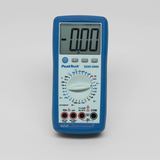 Ein digitales Multimeter mit einem blauen Gehäuse zeigt verschiedene Messwerte auf einem großen Display an. Es verfügt über Funktionen zur Messung von Spannung, Stromstärke und Widerstand, sowie mehrere Anschlussmöglichkeiten an der Unterseite.