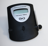 Ein digitales Coulombmeter zur Messung elektrischer Ladungen wird präsentiert. Es hat ein übersichtliches Display und eine Maximalanzeige von 1999 nC, ideal für Experimente und Bildungszwecke im naturwissenschaftlichen Unterricht.