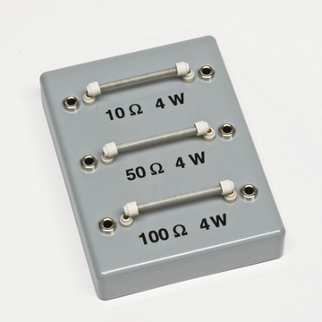Zu sehen ist eine Widerstandsbuchse mit drei verschiedenen Widerständen von 10 Ω, 50 Ω und 100 Ω, jeweils mit einer maximalen Leistung von 4 W. Die Buchse ist aus grauem Kunststoff gefertigt und weist Anschlussmöglichkeiten für elektrische Experimente auf.