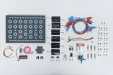 Eine Vielzahl von Elektronikbauteilen ist auf dem Bild angeordnet, darunter eine Leiterplatte, Kabel, Solarzellen und verschiedene Stecker. Diese Materialien sind ideal für Experimente im pädagogischen Bereich und bieten zahlreiche Möglichkeiten zur praktischen Anwendung von Technik.