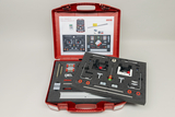 Ein roter Koffer enthält ein Experimentierset für physikalische Demonstrationen, speziell zu Themen der Dynamik. Der Koffer ist ordentlich mit Schaumstoffeinsätzen gefüllt, die verschiedene Bauteile wie Rollen, Stangen und Sensoren sicher aufbewahren.