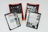 Das Schüler-Experimentier-Set Stoffe, Gemische und Wasser stehen auf einem Tisch und man kann in die roten Wannen hineinschauen. Es enthält diverse Utensilien, Chemikalien und ein Handbuch zu Experimenten mit Stoffen und Mischungen, insbesondere mit Wasser.