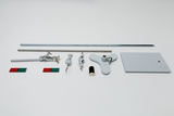 Ein Set aus physikalischen Experimentierutensilien liegt auf weißem Grund. Es umfasst Metallstangen, Klemmen, Magnete sowie eine graue Basisplatte.