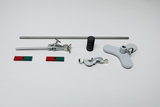 Ein Set aus Physik-Experimentiermaterial liegt auf weißem Grund. Es umfasst eine Stange, Gewichte, eine Halterung, Klemmen sowie zwei rot-grüne Magnete.