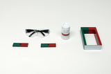 Ein Set für Magnetexperimente enthält zwei Stabmagnete, einen Hufeisenmagneten und Eisenpulver. Ergänzt wird die Ausstattung durch eine Schutzbrille.