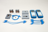 Ein Set aus Physik-Experimentierbedarf umfasst zwei Multimeter, verschiedene elektrische Bauteile und blaue Verbindungskabel. Die Komponenten sind ordentlich auf einem weißen Hintergrund angeordnet.