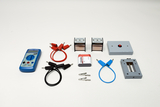 Ein Physik-Set für Schulexperimente umfasst ein Multimeter, Batterien und verschiedene Verbindungskabel. Ergänzt wird das Set durch zwei Relais sowie zwei graue Gehäusemodule.