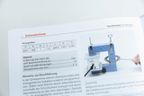 Eine Seite aus einem Lehrbuch beschreibt die physikalischen Kenngrößen und Materialien einer Schmelzrinne. Neben einer Tabelle mit technischen Daten ist ein Foto des Versuchsaufbaus mit einem Transformator abgebildet.