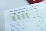 Eine Anleitung beschreibt den Versuchsaufbau zur Reihen- und Parallelschaltung von Lampen. Neben dem Text sind die benötigten Materialien sowie entsprechende Schaltpläne abgebildet.