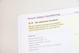 Ein Dokument beschreibt den Versuchsaufbau zum Thema „Der elektrische Stromkreis“. Es listet benötigte Materialien wie Brückenstecker, Experimentierkabel und eine Glühlampe auf.