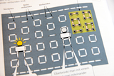 Ein schematisches Raster zeigt verschiedene Verbindungsoptionen für elektrische Kontakte. Ein gelbes Modul mit metallischen Anschlüssen illustriert die praktische Umsetzung.