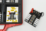 Ein roter Koffer enthält ein sortiertes Set aus physikalischen Experimentierbauteilen wie Widerständen, Leuchtdioden und Kabeln. Daneben liegt eine herausnehmbare Halterung mit weiteren elektronischen Komponenten und Greifklemmen.
