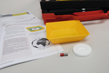 Ein Physik-Experimentierset mit einem kleinen Stabmagneten, einer weißen Schaumstoffscheibe und einer gelben Kunststoffschale ist abgebildet. Daneben liegt eine bebilderte Anleitung zum Thema Magnetfelder.