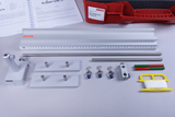 Ein Physik-Experimentierkasten von Cornelsen zeigt verschiedene Laborutensilien wie Lineale, Metallstangen und Gewichte. Ergänzt wird das Set durch eine Anleitung und eine rote Aufbewahrungsbox.