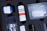 Ein Set für Chemieexperimente liegt in einer passgenauen Schaumstoffeinlage. Es enthält unter anderem eine Flasche Kupfersulfat-Pentahydrat, Eisenpulver sowie diverse Zubehörteile in Kunststoffbehältern.