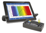 Ein kabelloses Spektrometer von PASCO misst optische Eigenschaften einer Probe in einer Küvette. Die Ergebnisse werden in Form eines Absorptionsspektrums auf einem danebenstehenden Tablet angezeigt.