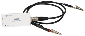 Ein weißes Pasco-Messgerät mit Bluetooth-Symbol und USB-Anschluss ist abgebildet. Es verfügt über ein schwarzes Kabel mit zwei Krokodilklemmen für elektrische Verbindungen.