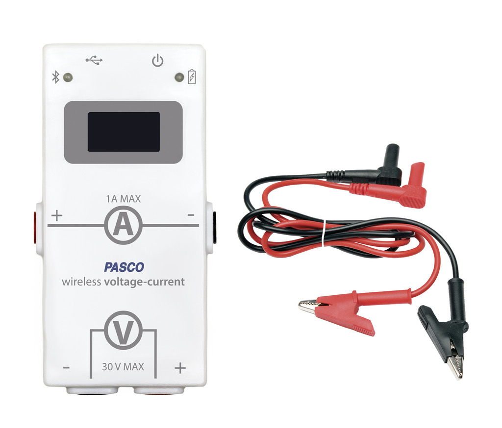 Ein weißes PASCO-Messgerät für Spannung und Strom verfügt über ein Display sowie Anschlüsse. Zugehörige rote und schwarze Kabel mit Klemmen liegen daneben.