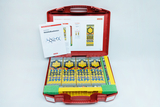 Ein offener roter Koffer enthält diverse farbige Bauteile eines Molekülbaukastens zur chemischen Modellierung. Zusammen mit dem Set liegen eine Anleitung und eine Übersichtstabelle im Koffer.