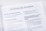 Eine Seite eines Lehrerhandbuchs zeigt Anleitungen zum Experiment „Tee und Zucker“. Es werden mögliche Arbeitstitel, ein kurzer Versuchsablauf sowie Tipps zur Kombination mit anderen Versuchen aufgeführt.