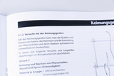 Ein offenes Lehrbuch zeigt eine Anleitung zu Versuchen mit Keimungsgeräten im Biologieunterricht. Der Text beschreibt die Beobachtung von Samenkeimung und Pflanzenwachstum, ergänzt durch eine technische Zeichnung am rechten Rand.