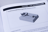 Gezeigt wird eine Seite aus einem Katalog für Getriebe- und Antriebsmodelle. Abgebildet ist ein Funktionsmodell für Kurvengetriebe mit einer Nockenscheibe auf einem grauen Sockel.